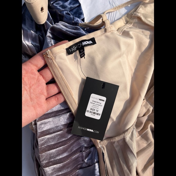 β¨ 5x HP β¨ Waterfalling β¨ Belted Velvet Jumpsuit β¨ - Picture 5 of 9